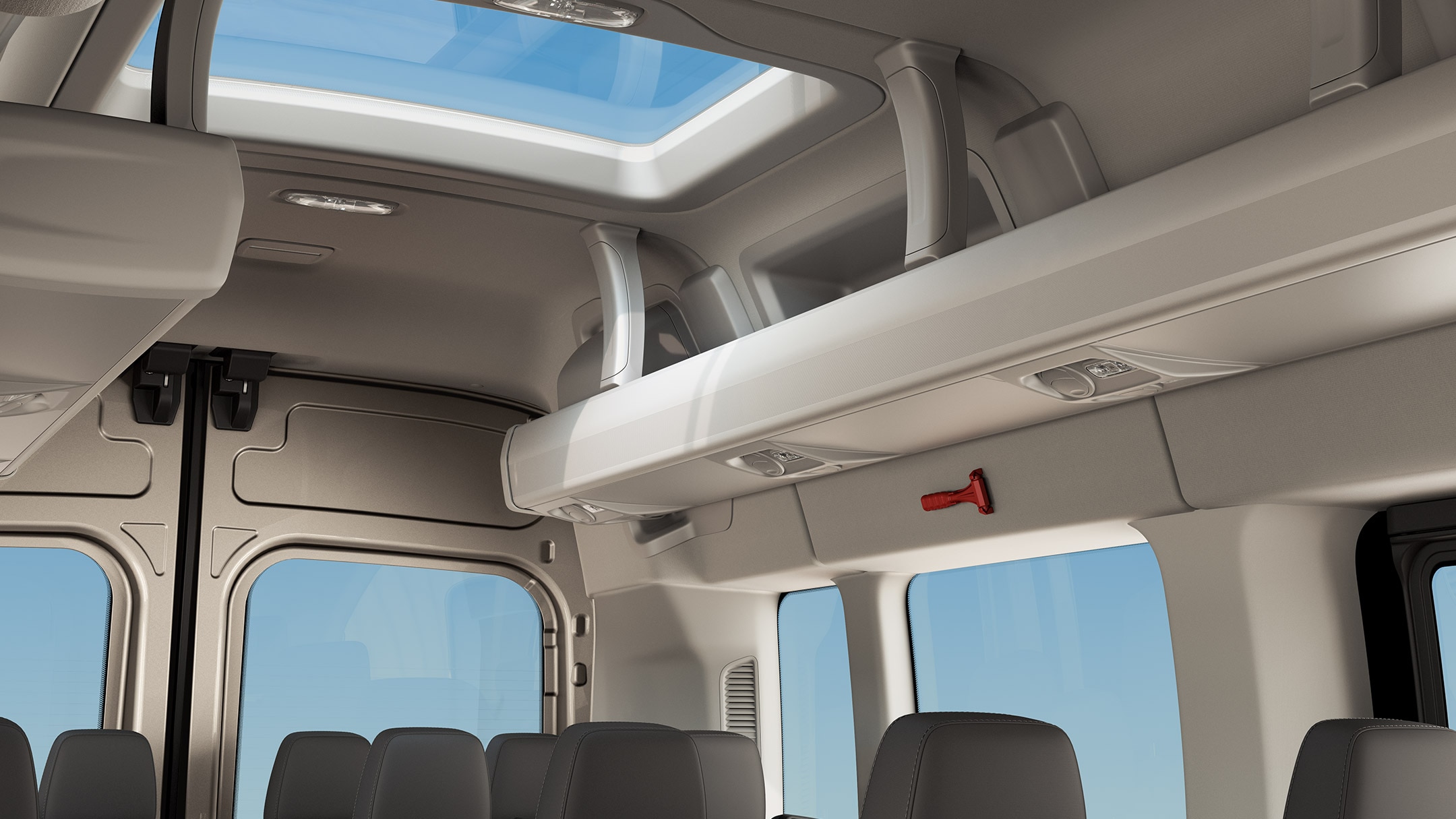 Ford Transit Bus Innenraum. Ausschnitt des Fahrgastbereichs mit Dachfenster und Ablagemöglichkeit