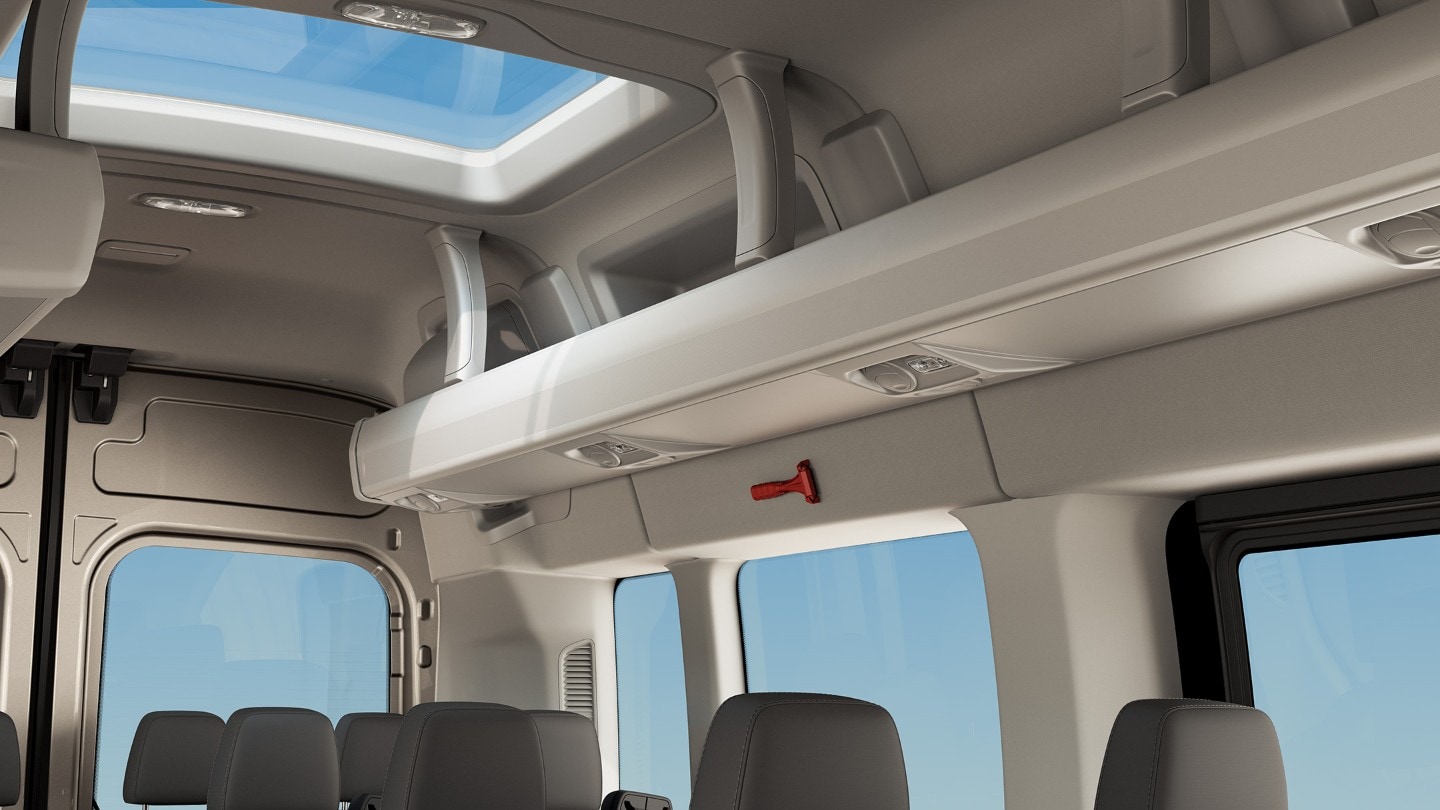 Ford Transit Bus Innenraum. Ansicht Fahrgastbereich mit Dachfenster und Ablagemöglichkeit