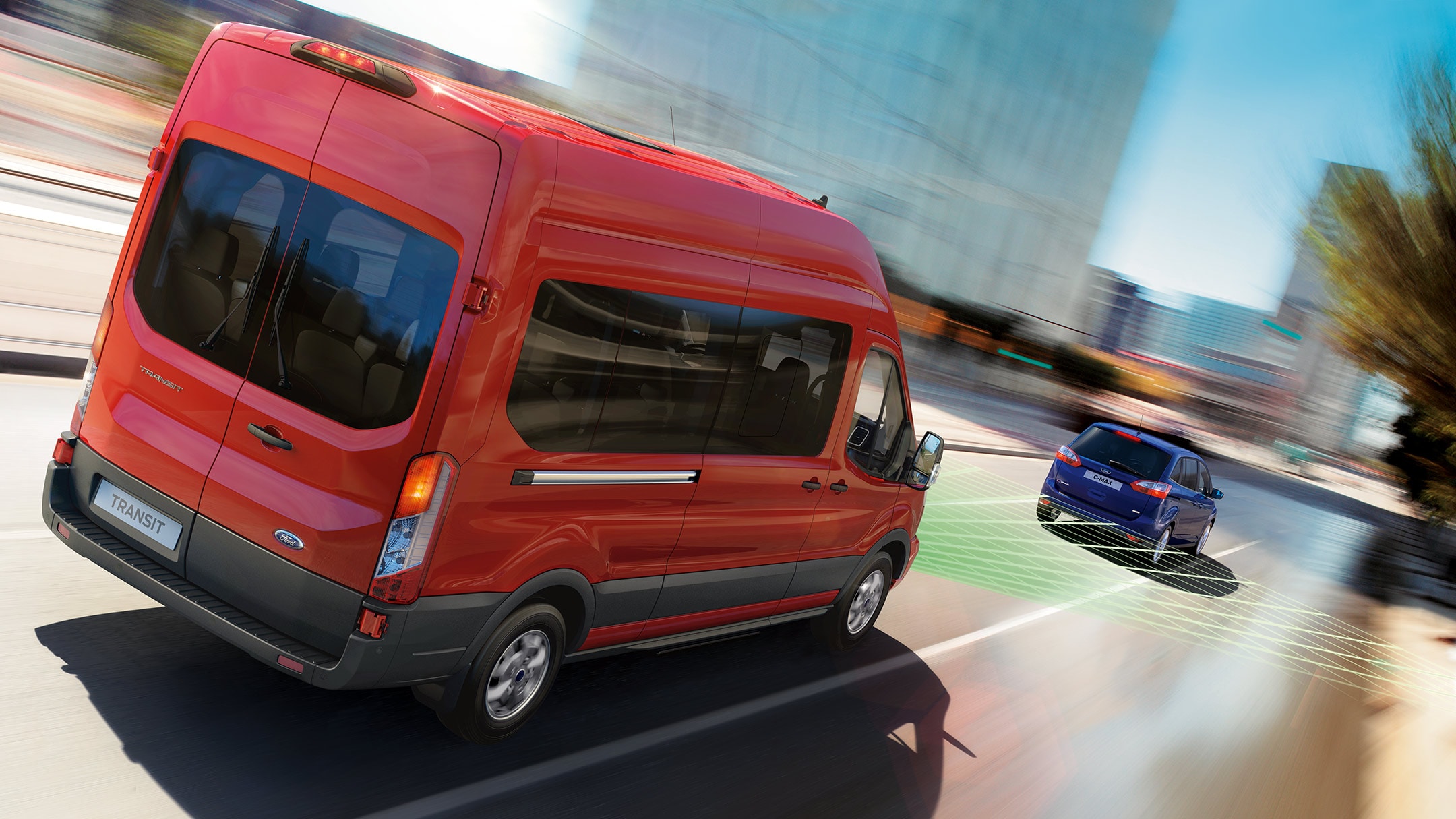 Ford Transit Bus in Rot. Heckansicht, Illustration intelligente Geschwindigkeitsregelanlage 