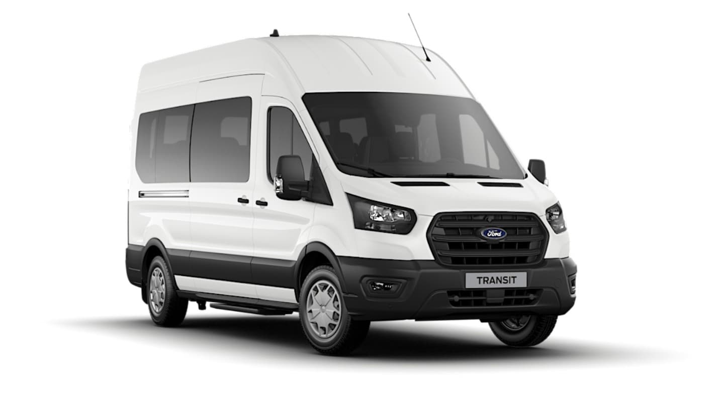 Ford Transit Bus Trend in Weiß, Dreiviertelansicht, stehend vor einem weißen Hintergrund. 