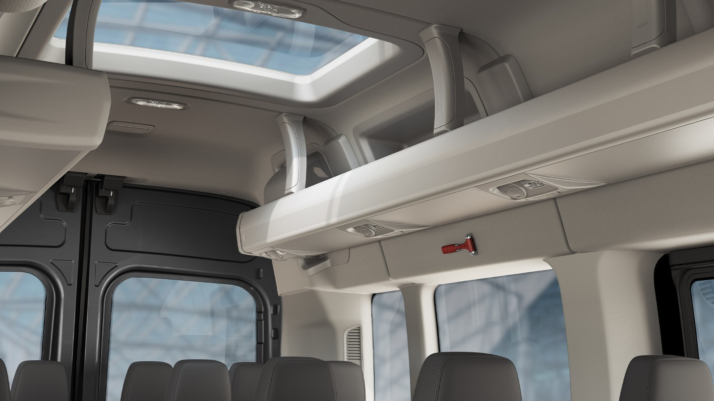 Ford Transit Bus Innenraum. Ausschnitt des Fahrgastbereichs mit Dachfenster und Ablagemöglichkeit.