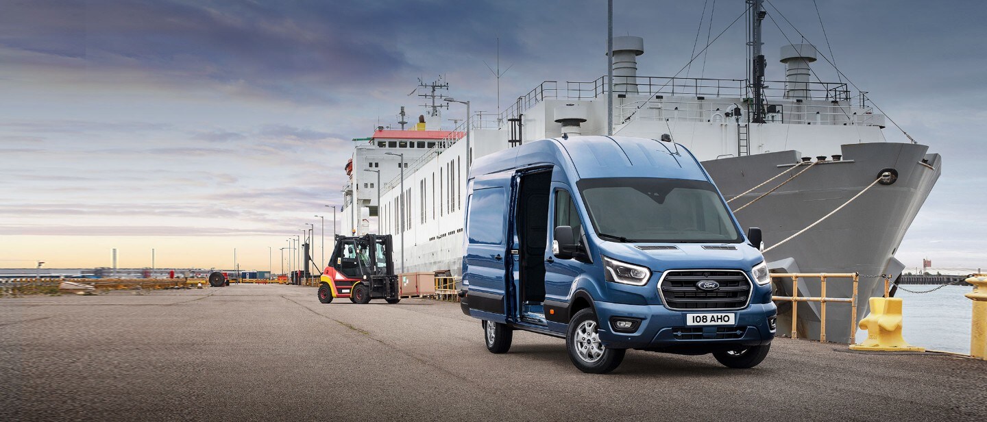 Ford Transit Kastenwagen Limited in Blau an der Werft