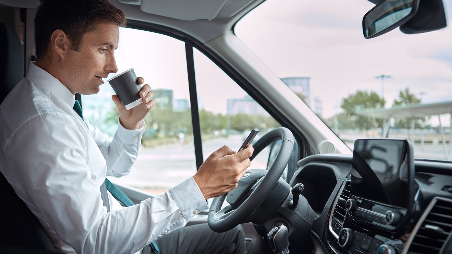 Ford Transit Innenraum. Blick auf Fahrer von Beifahrerseite