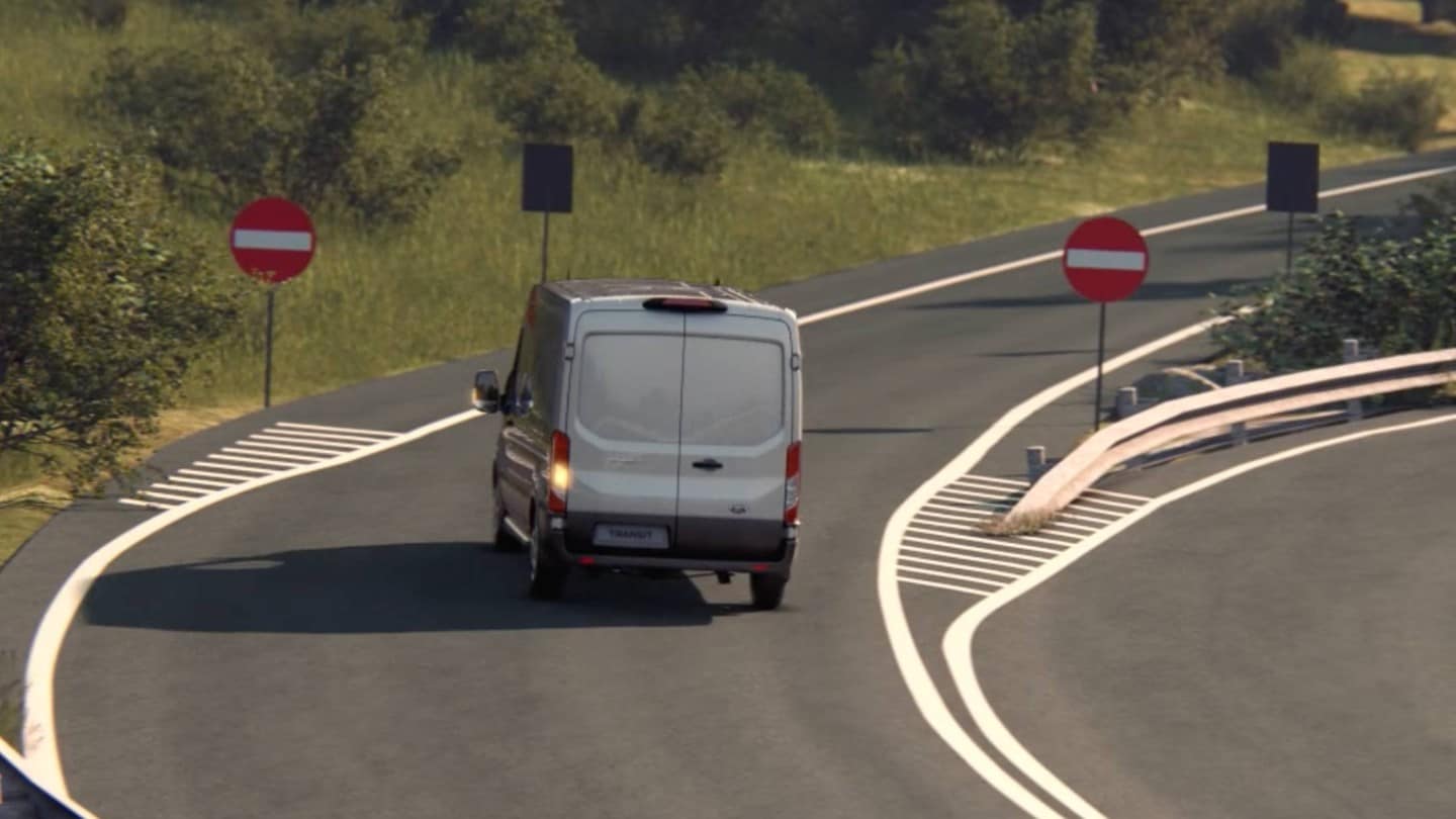 Ford Transit Kastenwagen in Silber. Heckansicht, bremst vor „Einfahrt verboten“ Schildern