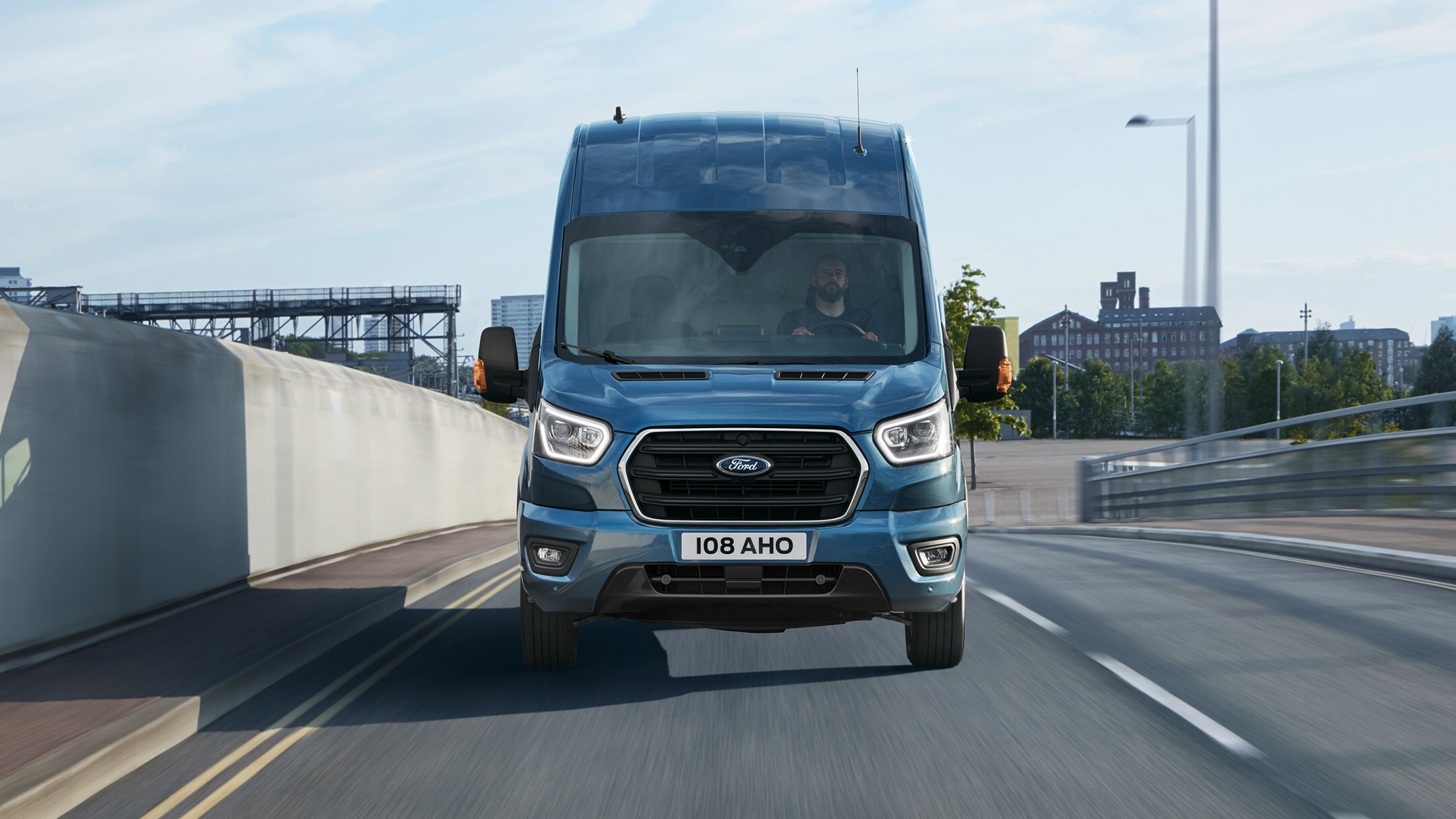 Ford Transit Kastenwagen in Blau. Frontansicht, fahrend auf einer Schnellstraße