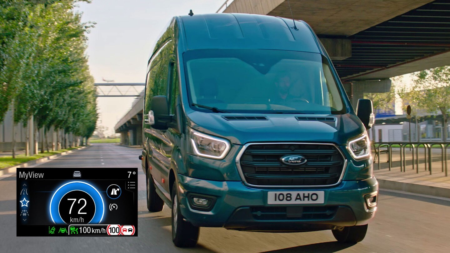 Ford Transit Bus in Blau. Frontansicht, fahrend auf einer Straße mit visualisiertem Ford ECO-Mode