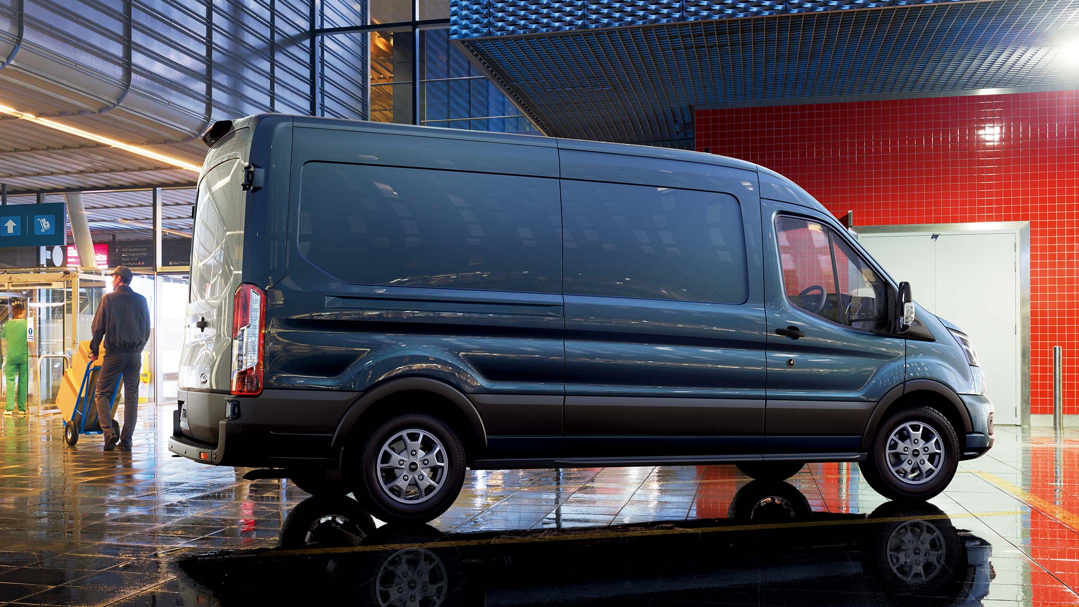 Ford Transit Kastenwagen in Blau. Seitenansicht, parkend in einer Ausstellungshalle