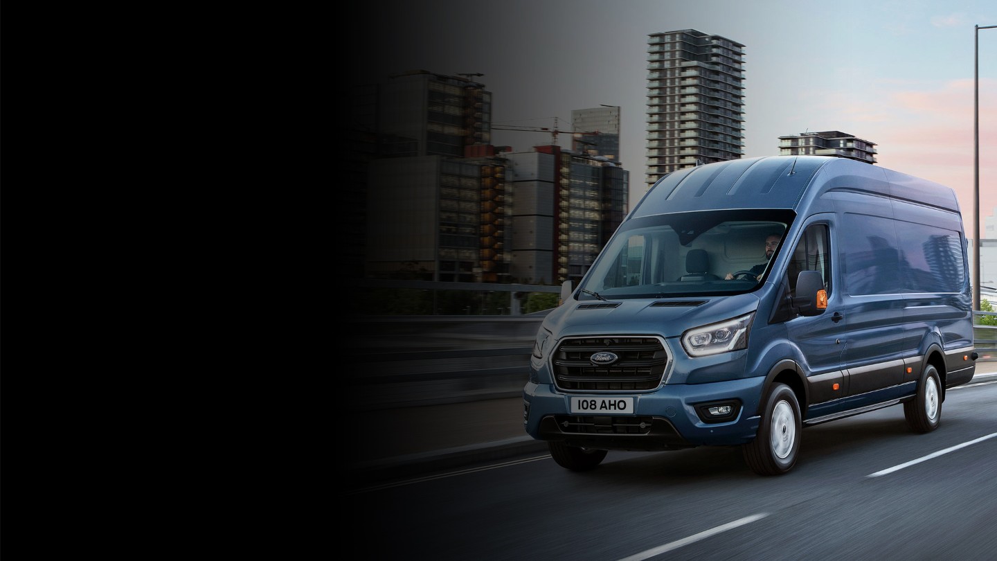 Ford Transit Kastenwagen Blau ¾-Frontansicht in Bewegung auf Stadtautobahn