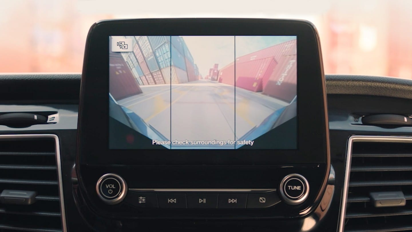 Ford Transit Innenraum. Detailansicht des Multifunktionsdisplays mit Panoramakamera