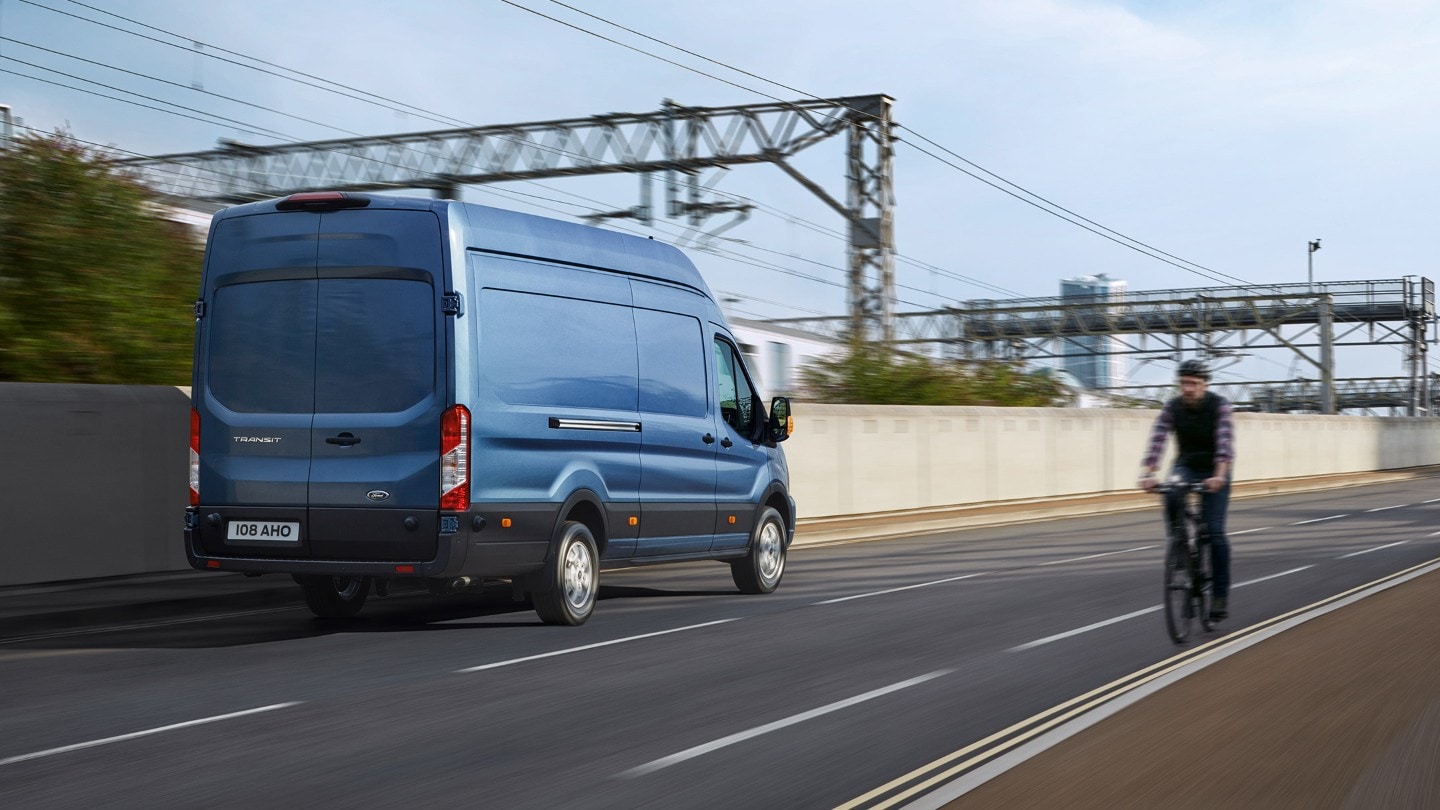 Ford Transit Kastenwagen in Blau. Dreiviertelansicht, fahrend auf einer Schnellstraße