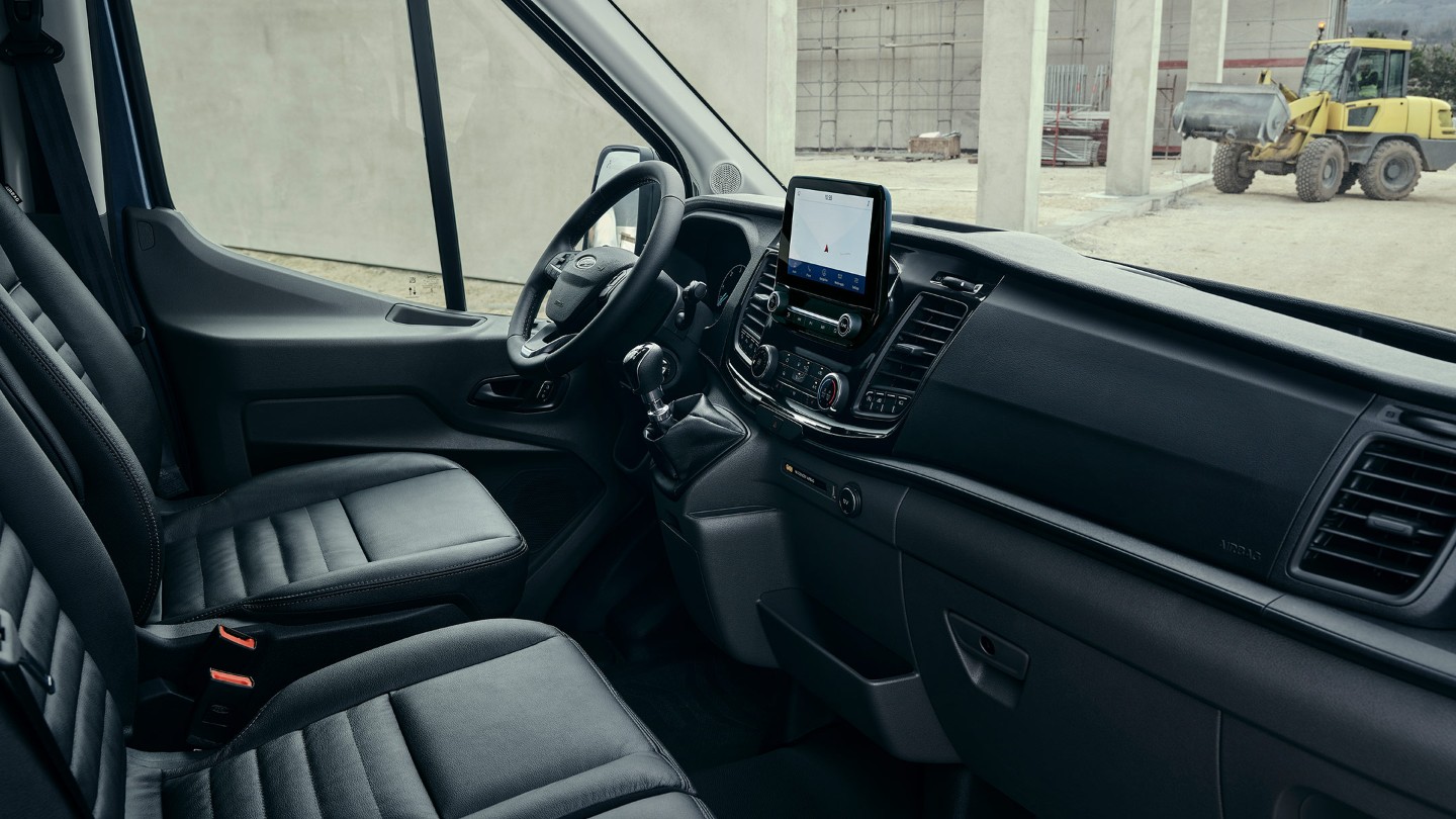 Ford Transit Kastenwagen Innenraum. Detailansicht des Lenkrads, Armaturenträgers und den Sitzen von Fahrerseite 