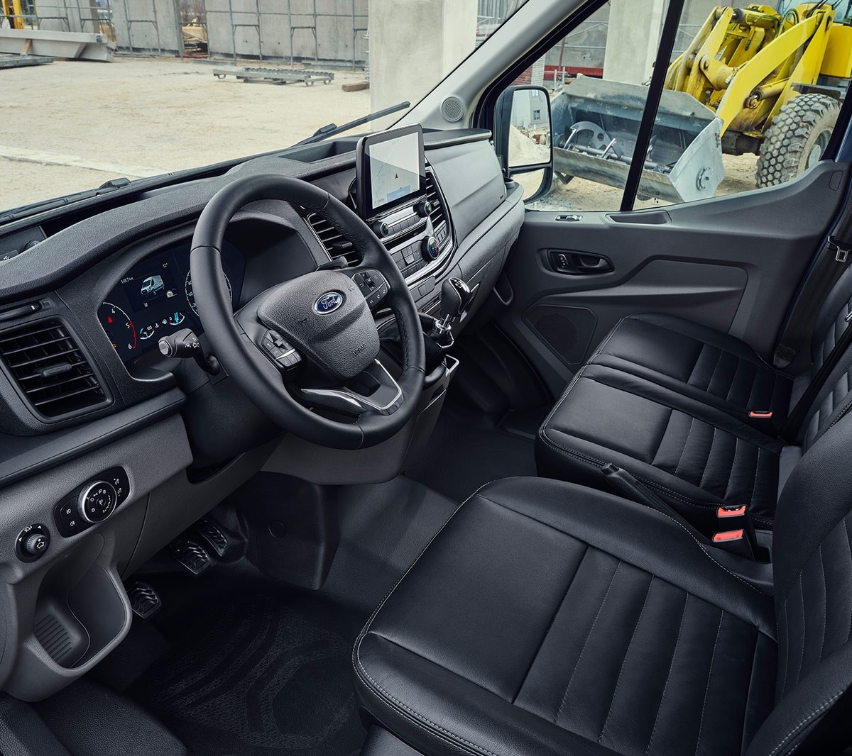 Ford Transit Kastenwagen Innenraum. Detailansicht des Lenkrads, Armaturenträgers und den Sitzen von Fahrerseite 