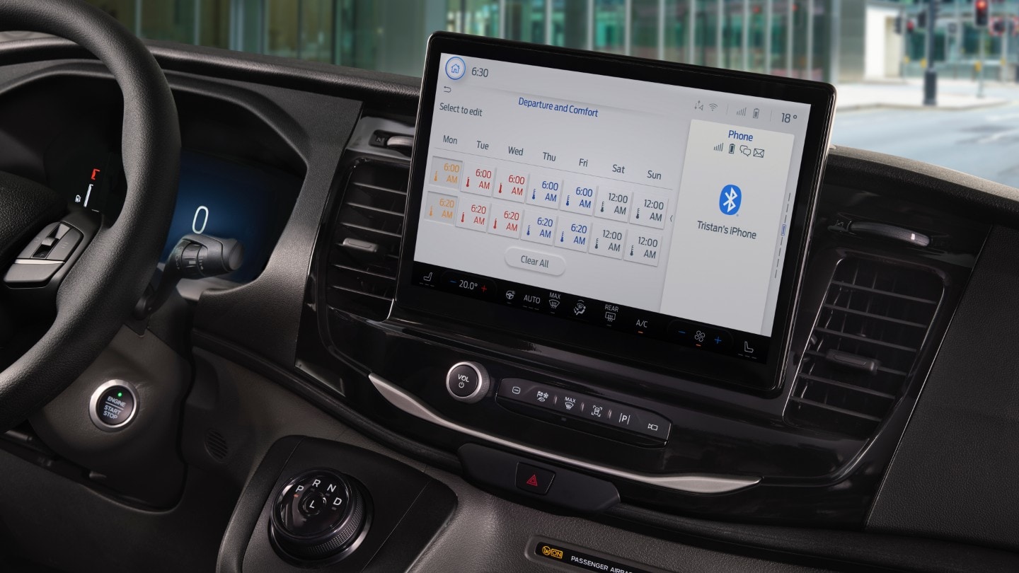 Ford Transit Innenraum. Ansicht auf Ford SYNC 4-Touchscreen.