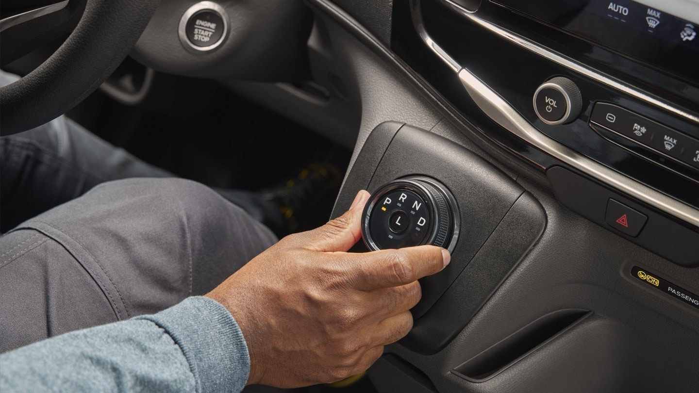 Ford Transit Innenraum. Detailansicht des Automatikgetriebes.