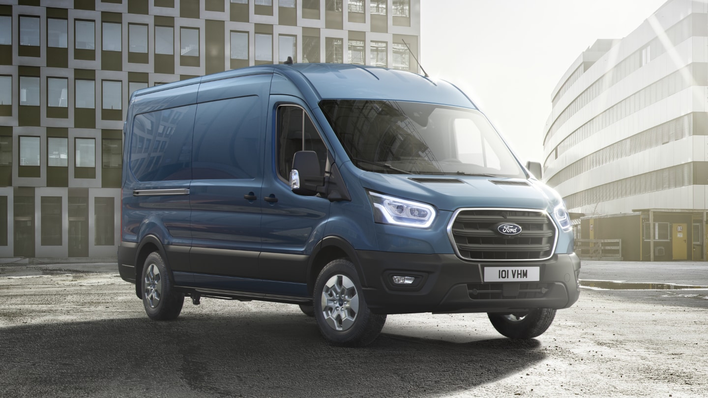 Ford Transit Kastenwagen Trail in Blau. Dreiviertelansicht, fahrend auf einer Baustelle