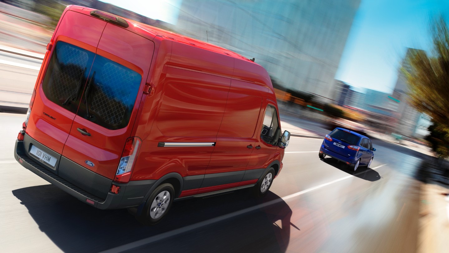 Ford Transit Bus in Rot. Heckansicht, Illustration intelligente Geschwindigkeitsregelanlage.