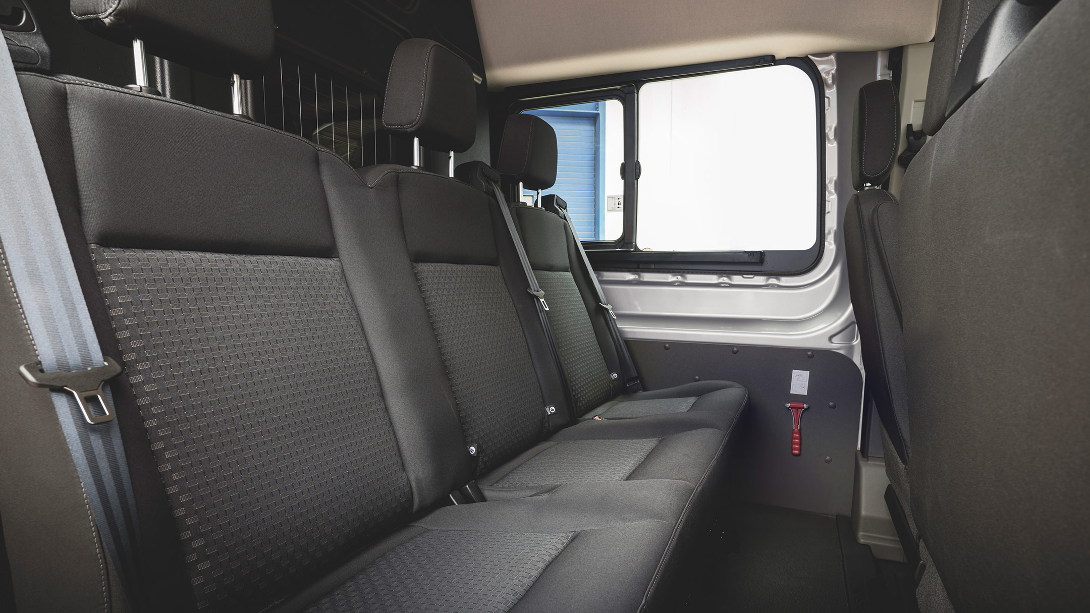 Ford Transit Innenraum. Ansicht auf hintere Sitzreihe.