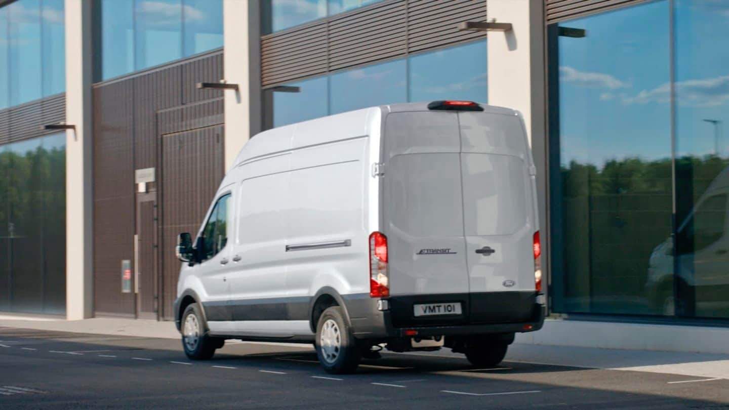 Ford Transit Bus in Grau. Dreiviertelansicht vom Heck.
