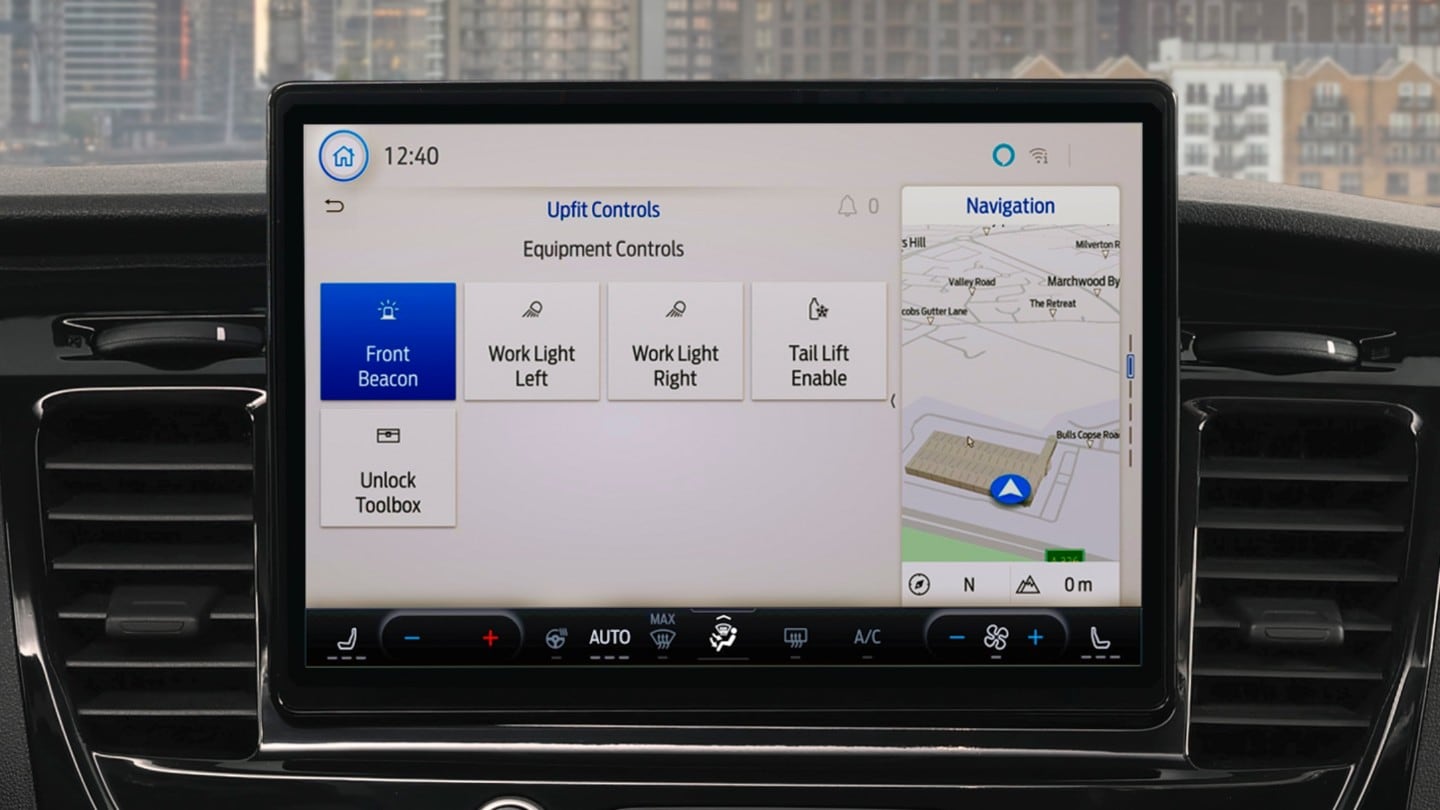 Ford Transit Innenraum. Ansicht auf Ford SYNC 4-Touchscreen.