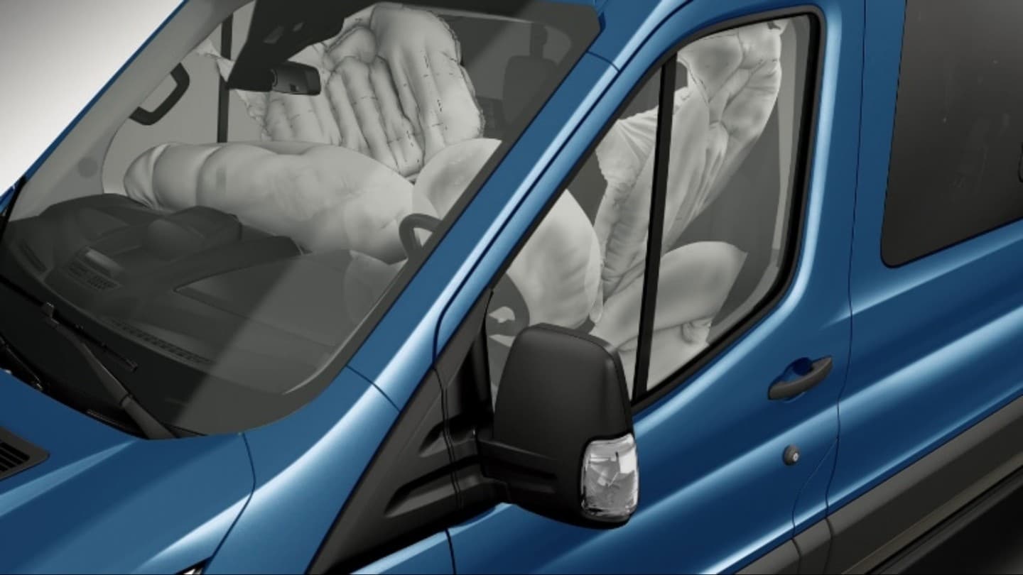 Ford Transit Bus in Blau. Detailansicht der Fahrerkabine mit Airbags.