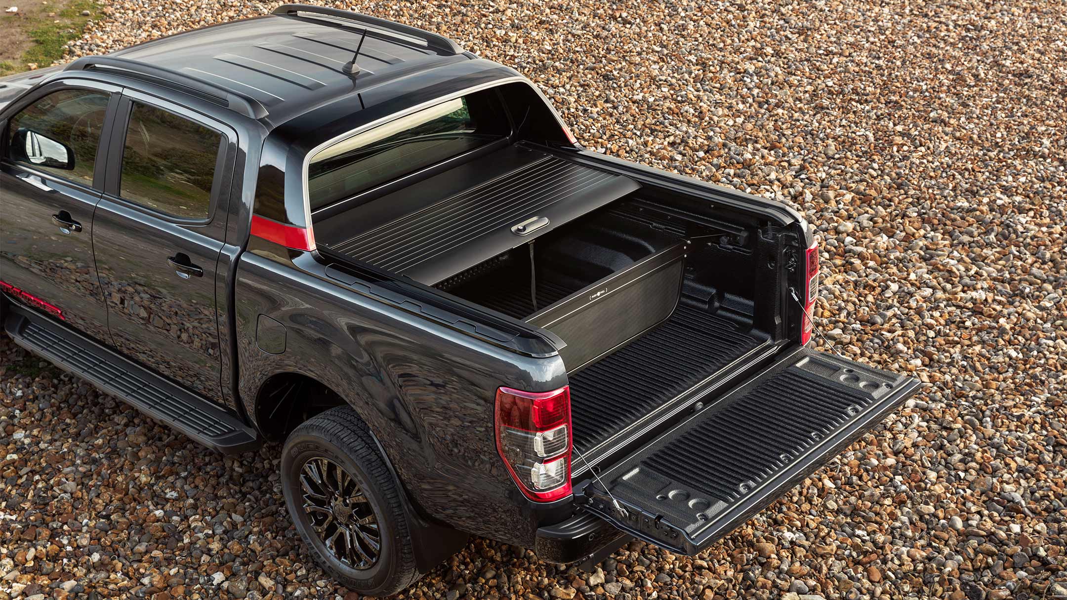 Ford Ranger in Schwarz. Heckansicht, mit geöffneter Heckklappe