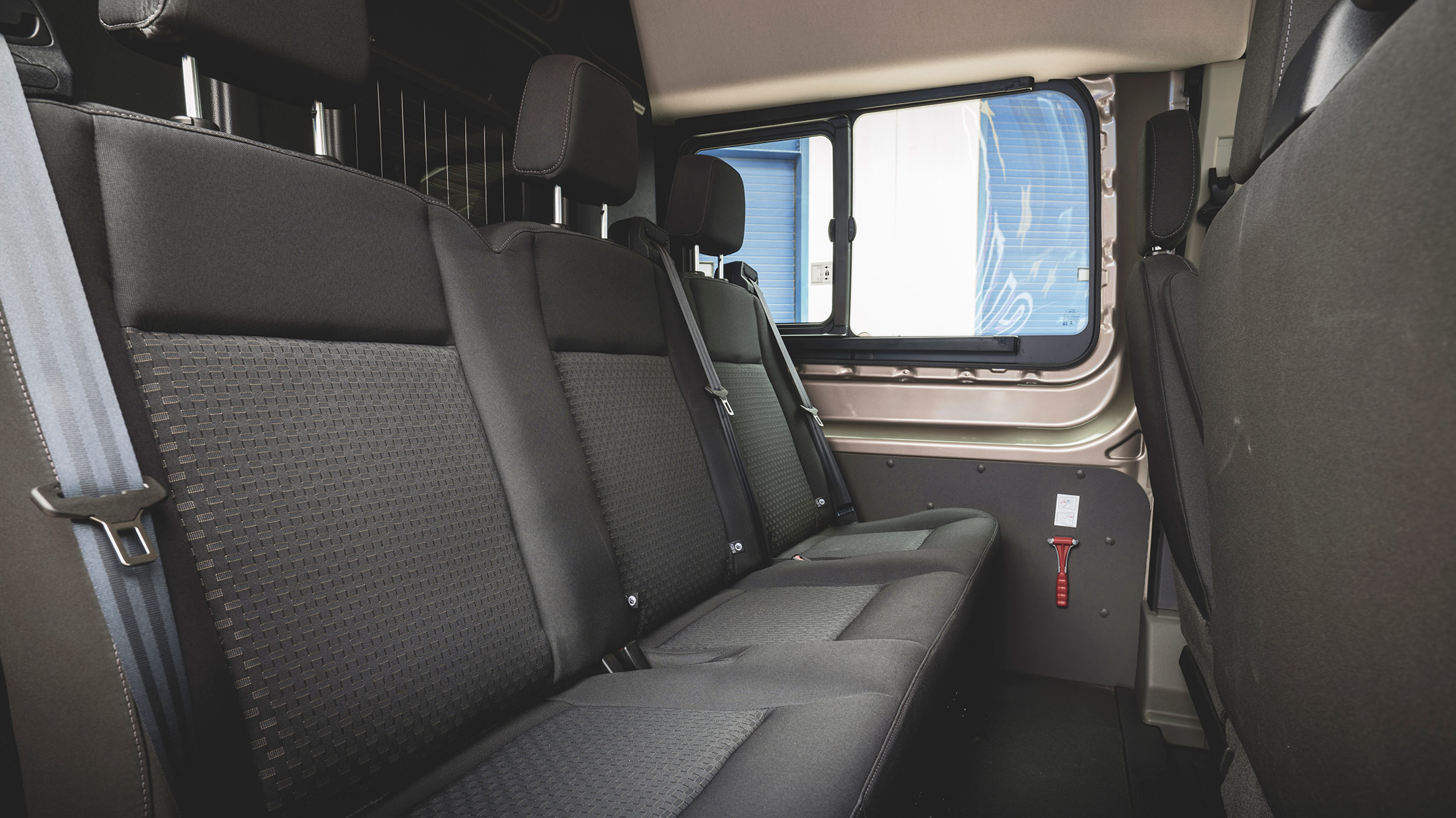Ford E-Transit Doppelkabine Innenraum. Ansicht auf die zweite Sitzreihe.