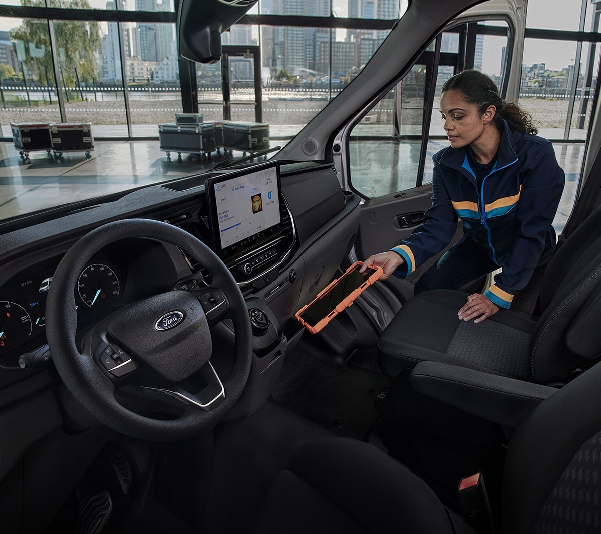 Ford E-Transit Innenraum. Detailansicht der Fahrerkabine mit Ablagefach auf der Beifahrerseite
