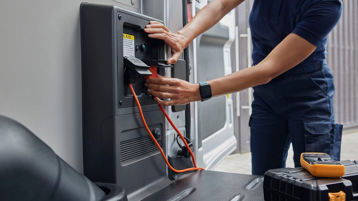 Ford E-Transit, Detailansicht Pro Power Onboard Steckdose an der Laderaumtrennwand