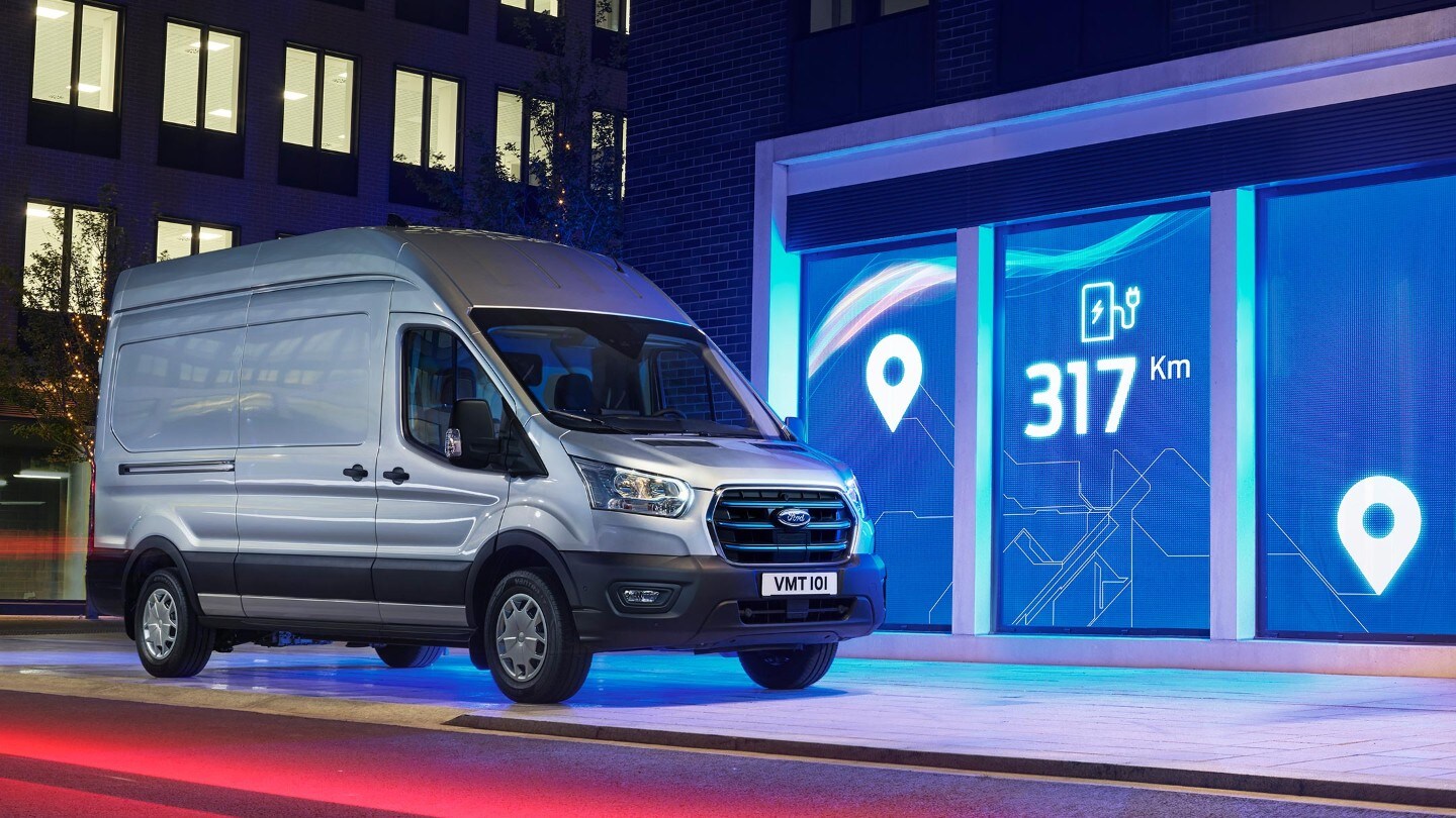 Ford E-Transit Kastenwagen in Silber. Dreiviertelansicht von vorne, Illustration 