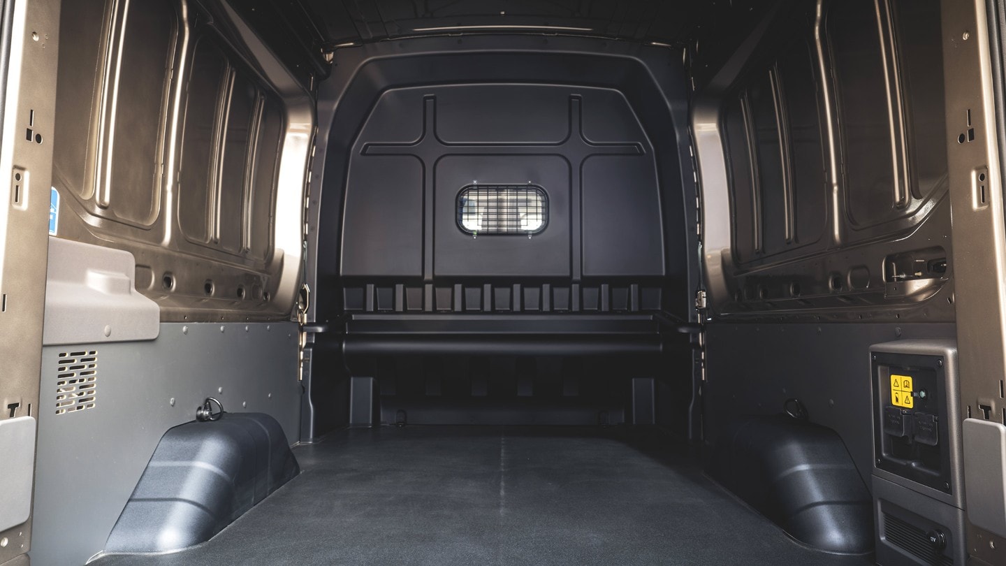 Ford E-Transit Doppelkabine Innenraum. Ansicht des Laderaums. 