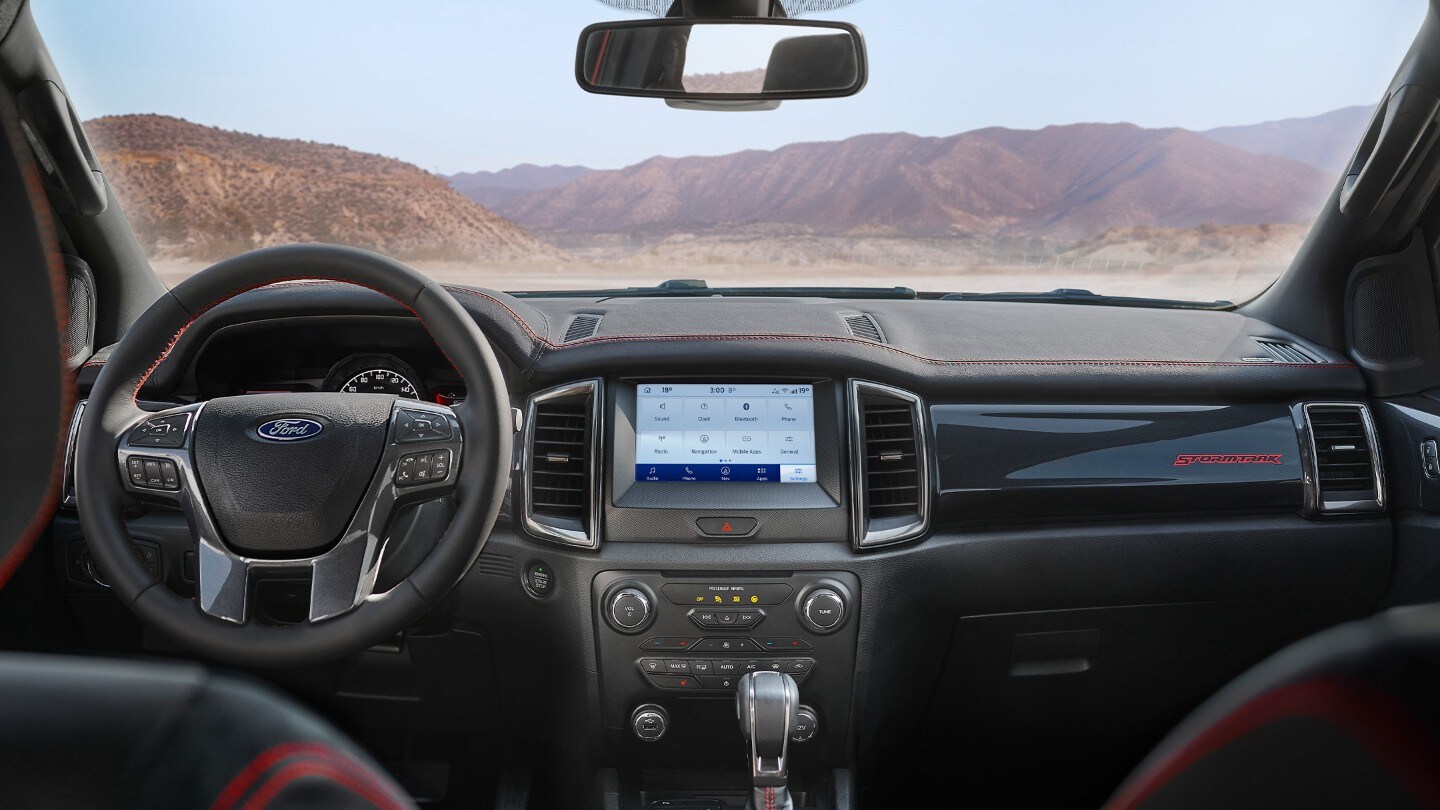 Ford Ranger Stormtrak Innenraum. Detailansicht der Fahrerkabine mit Blick nach vorne