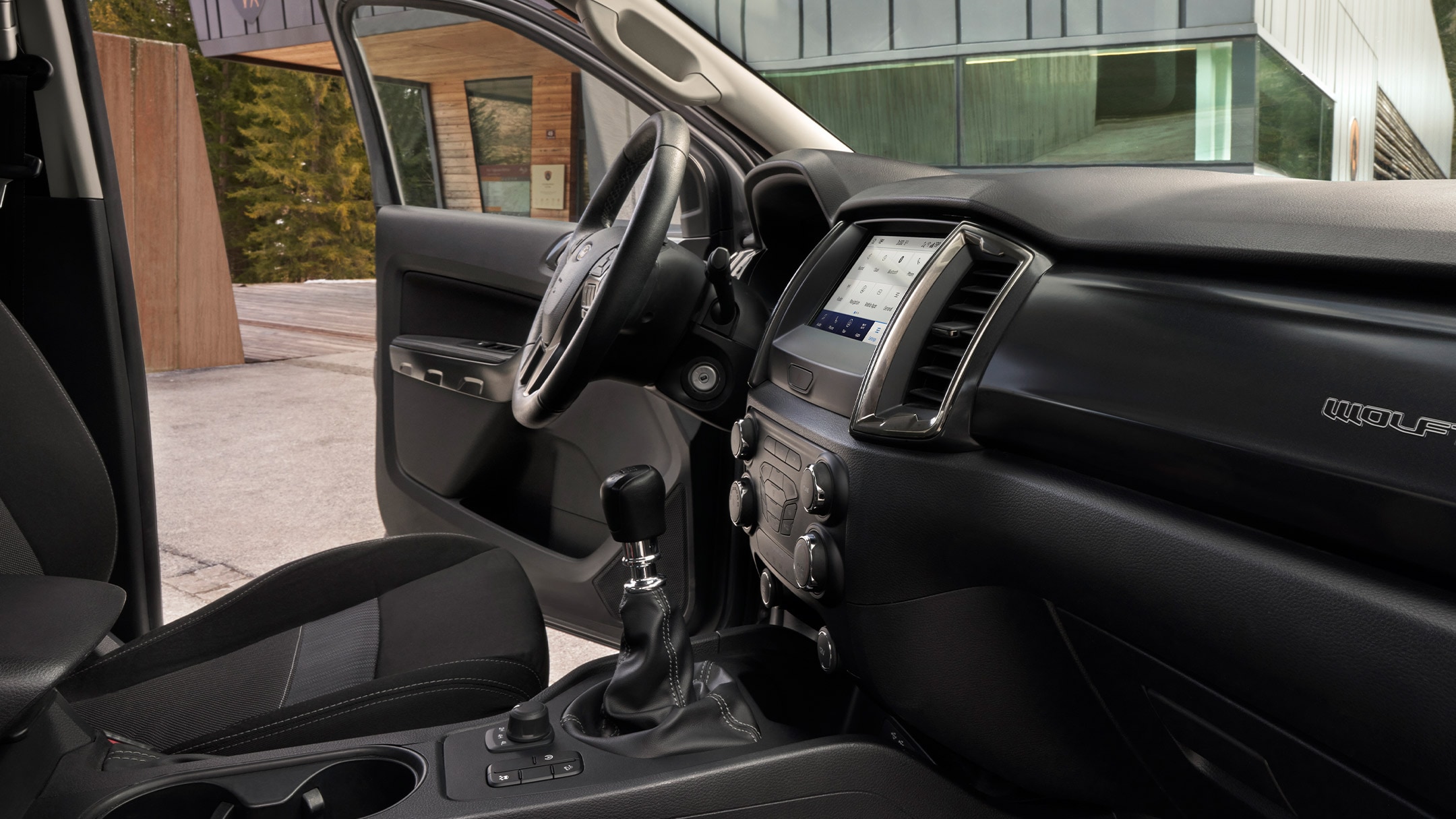 Ford Ranger Wolftrak Innenraum. Detailansicht der Fahrerkabine von Beifahrerseite