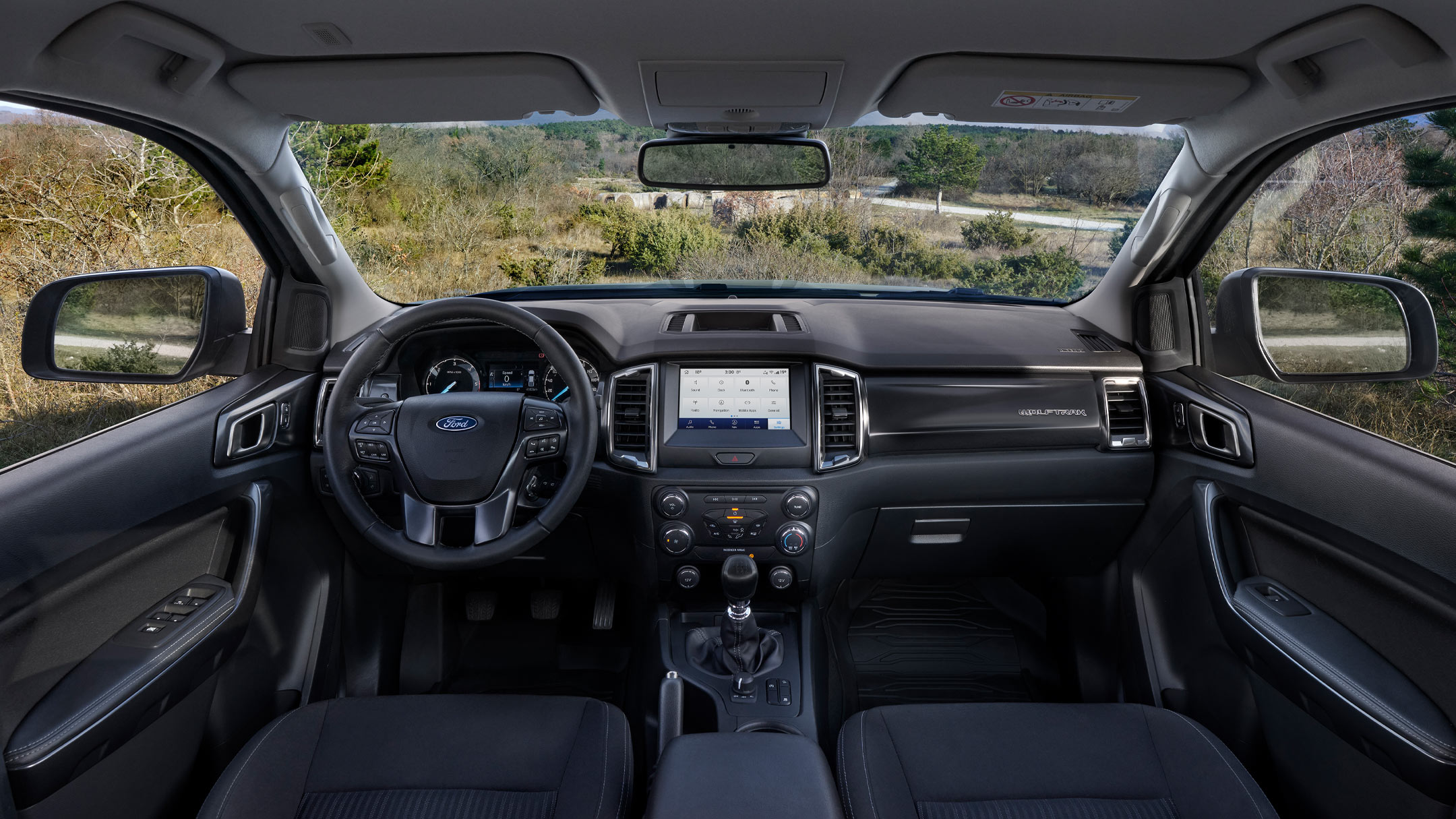 Ford Ranger Wolftrak Innenraum. Detailansicht der Fahrerkabine mit Blick nach vorne