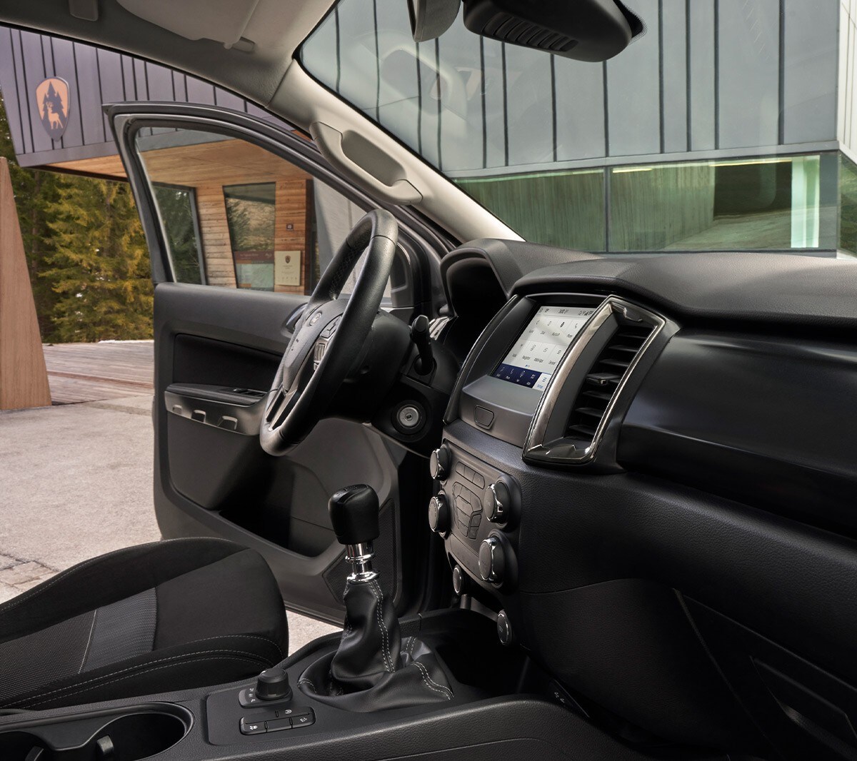Ford Ranger Wolftrak Innenraum. Detailansicht der Fahrerkabine von Beifahrerseite