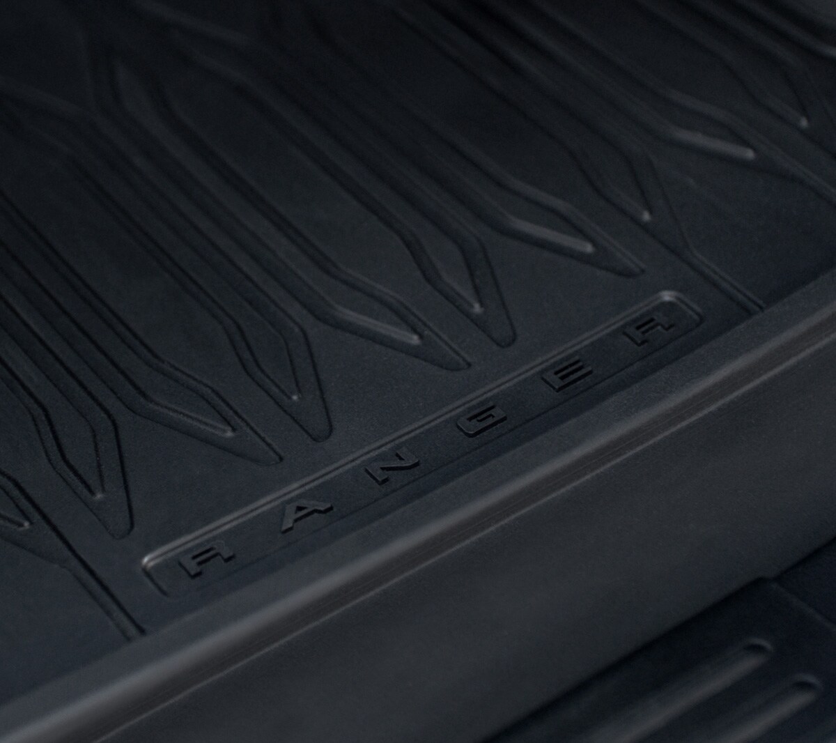 Ford Ranger Wolftrak. Detailansicht der Laderaumschutzmatte mit Ranger-Schriftzug