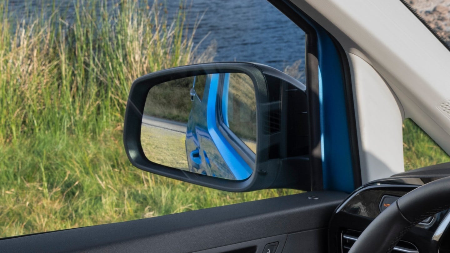 Ford Tourneo Connect. Ausschnitt Seitenspiegel Fahrerseite