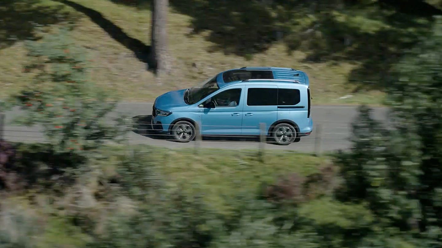 Ford Tourneo Connect in Boundless Blue. Seitenansicht, fährt auf Landstraße