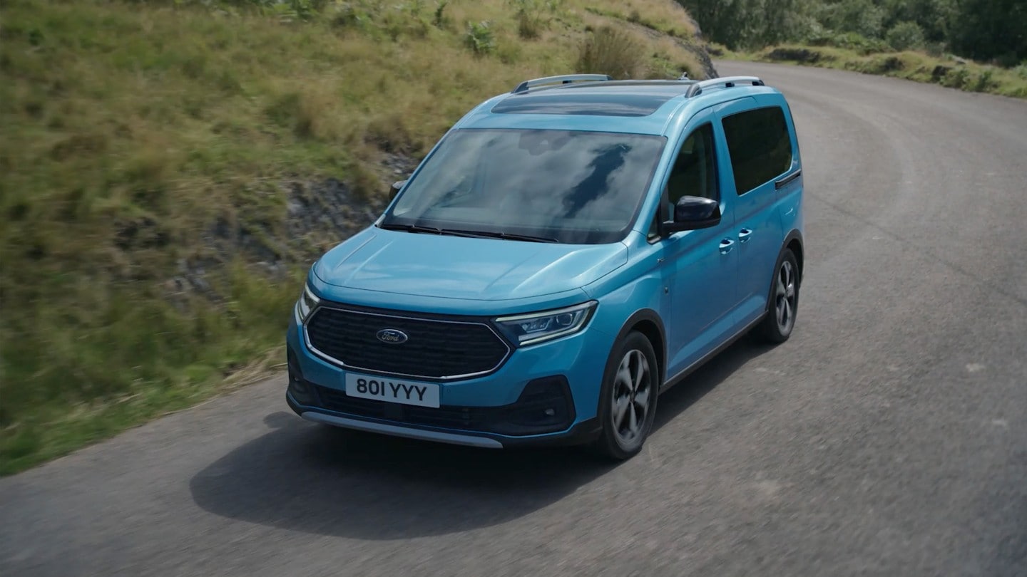 Ford Tourneo Connect in Boundless Blue. Frontansicht fährt auf Landstraße