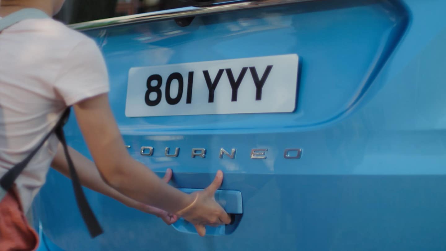 Ford Tourneo Connect in Boundless Blue. Ausschnitt der Hecktür 