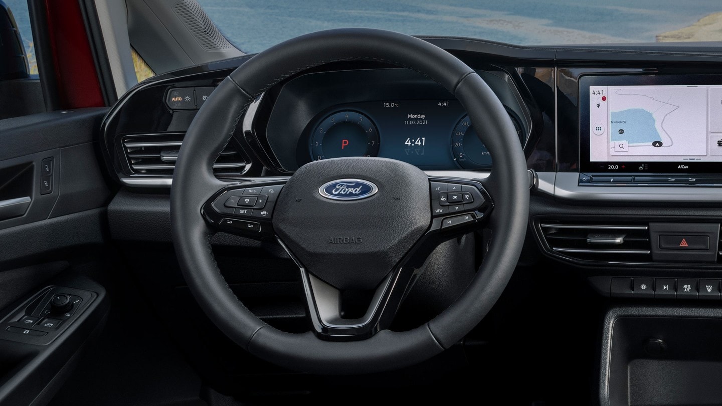 Ford Tourneo Connect Innenraum. Ausschnitt mit Lenkrad und digitalem Kombiinstrument