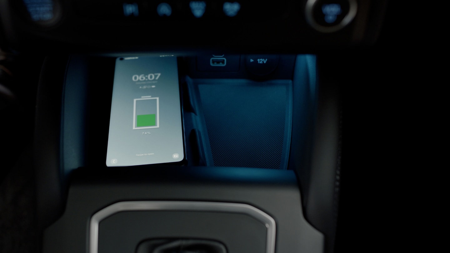 Ford Tourneo Connect Innenraum. Ansicht auf induktive Ladestation.