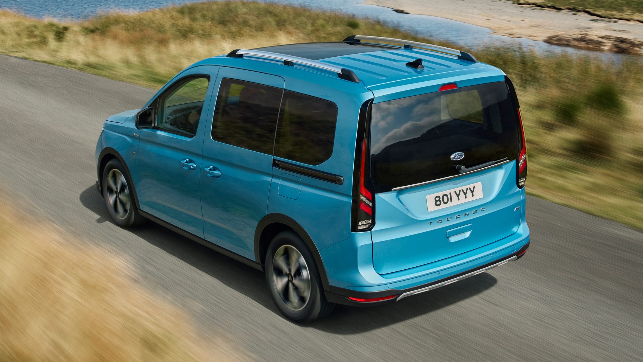 Ford Tourneo Connect in Boundless Blue. Heckansicht, fährt auf Landstraße