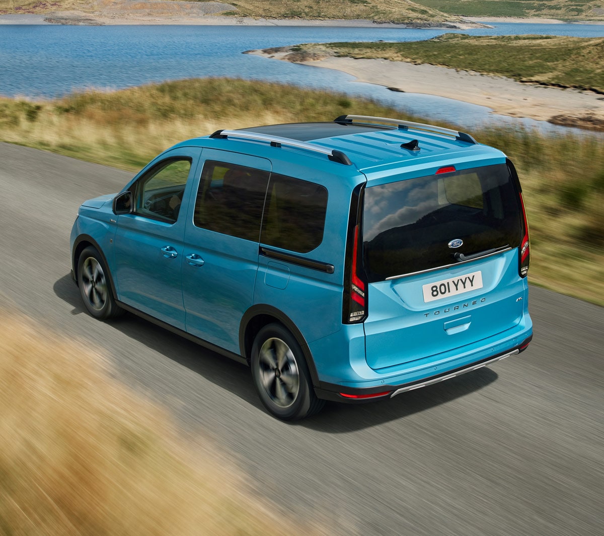 Ford Tourneo Connect in Boundless Blue. Heckansicht, fährt auf Landstraße