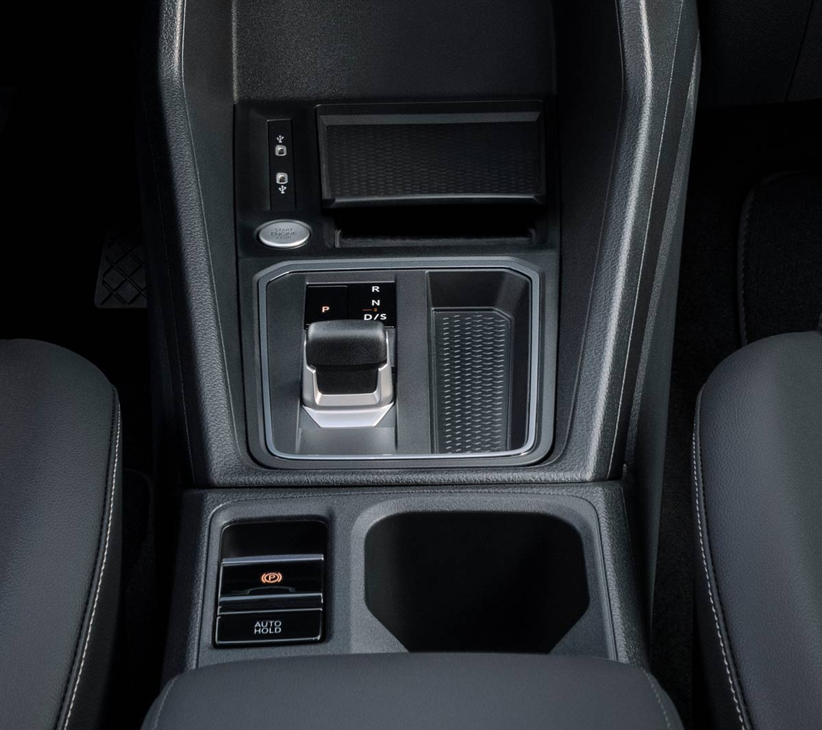 Ford Tourneo Connect Innenraum. Ausschnitt Fahrerkabine mit Mittelkonsole im Detail