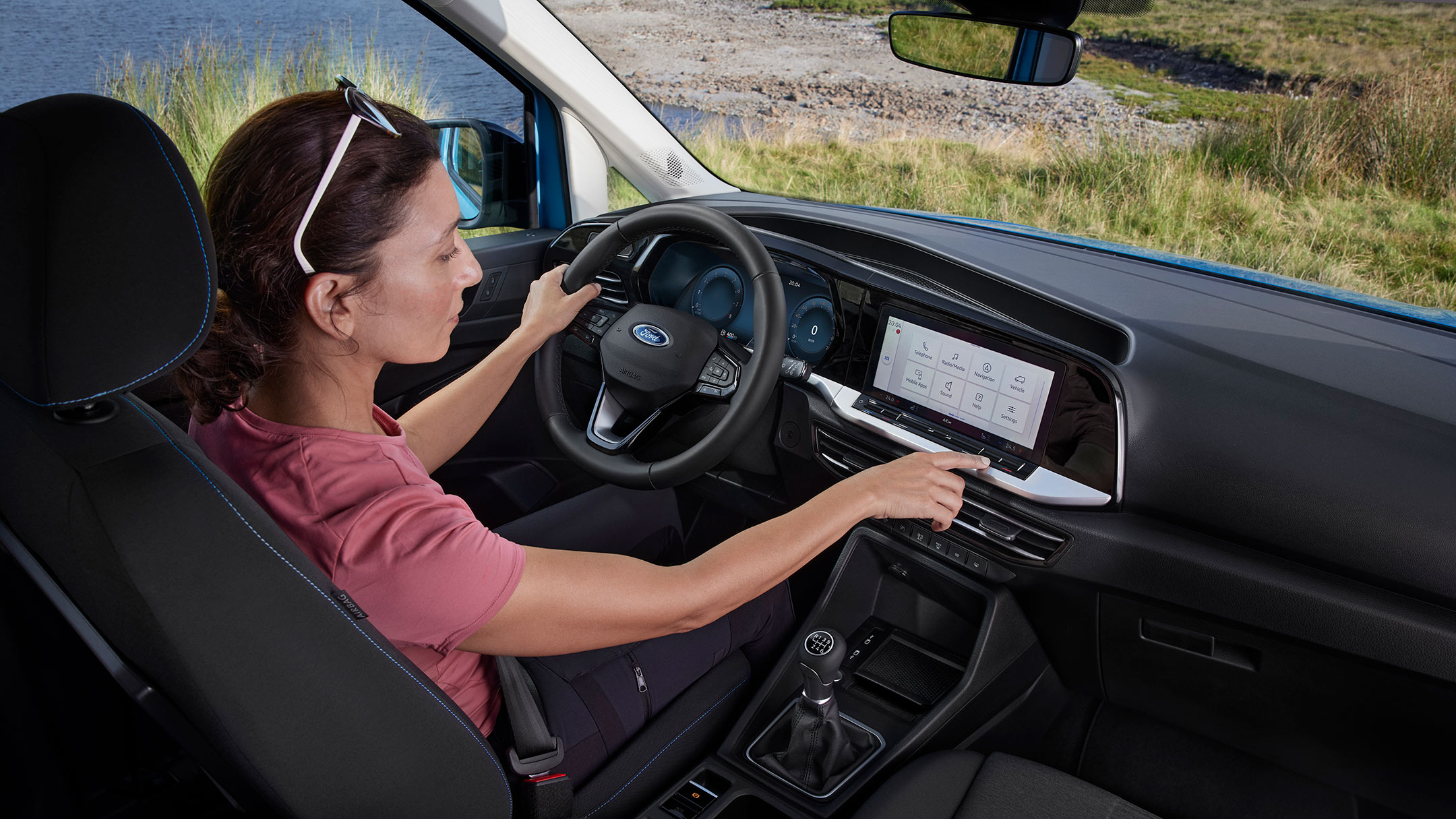 Ford Tourneo Connect Innenraum. Ansicht Fahrerkabine mit Fahrerin