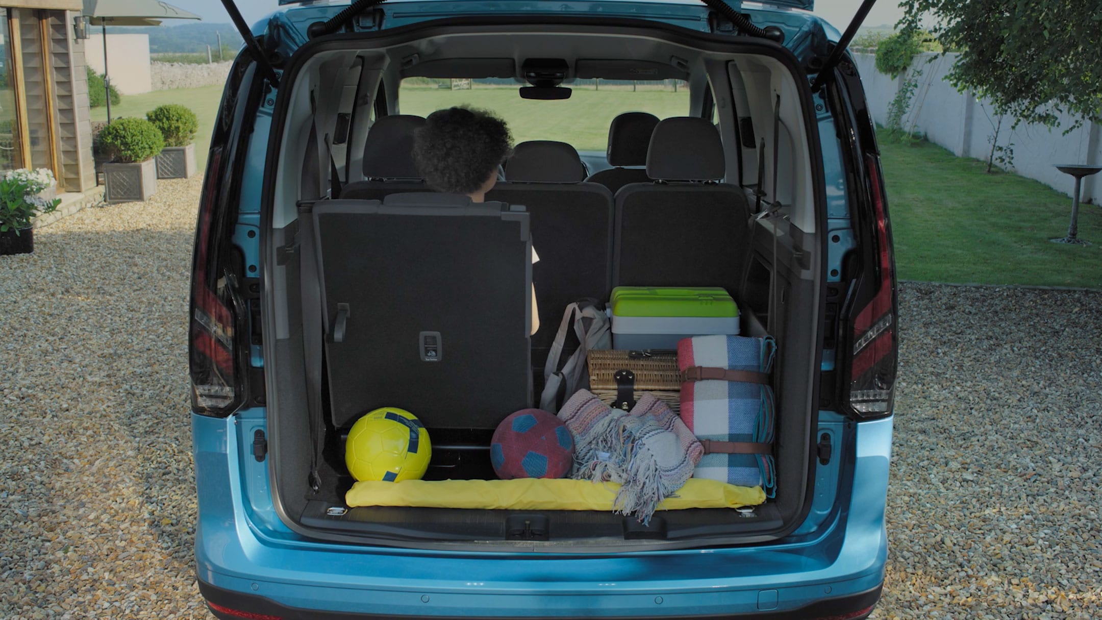 Ford Tourneo Connect in Boundless Blue. Blick in den beladenen Gepäckraum mit 6. Sitz