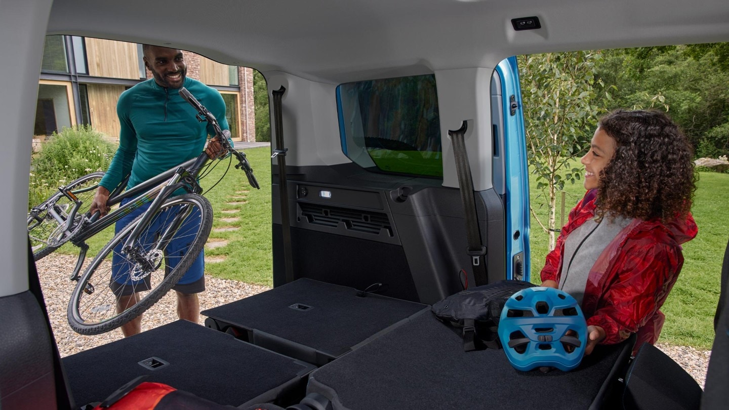 Ford Tourneo Connect Innenansicht. Blick von der Seite in den Gepäckraum, der beladen wird.