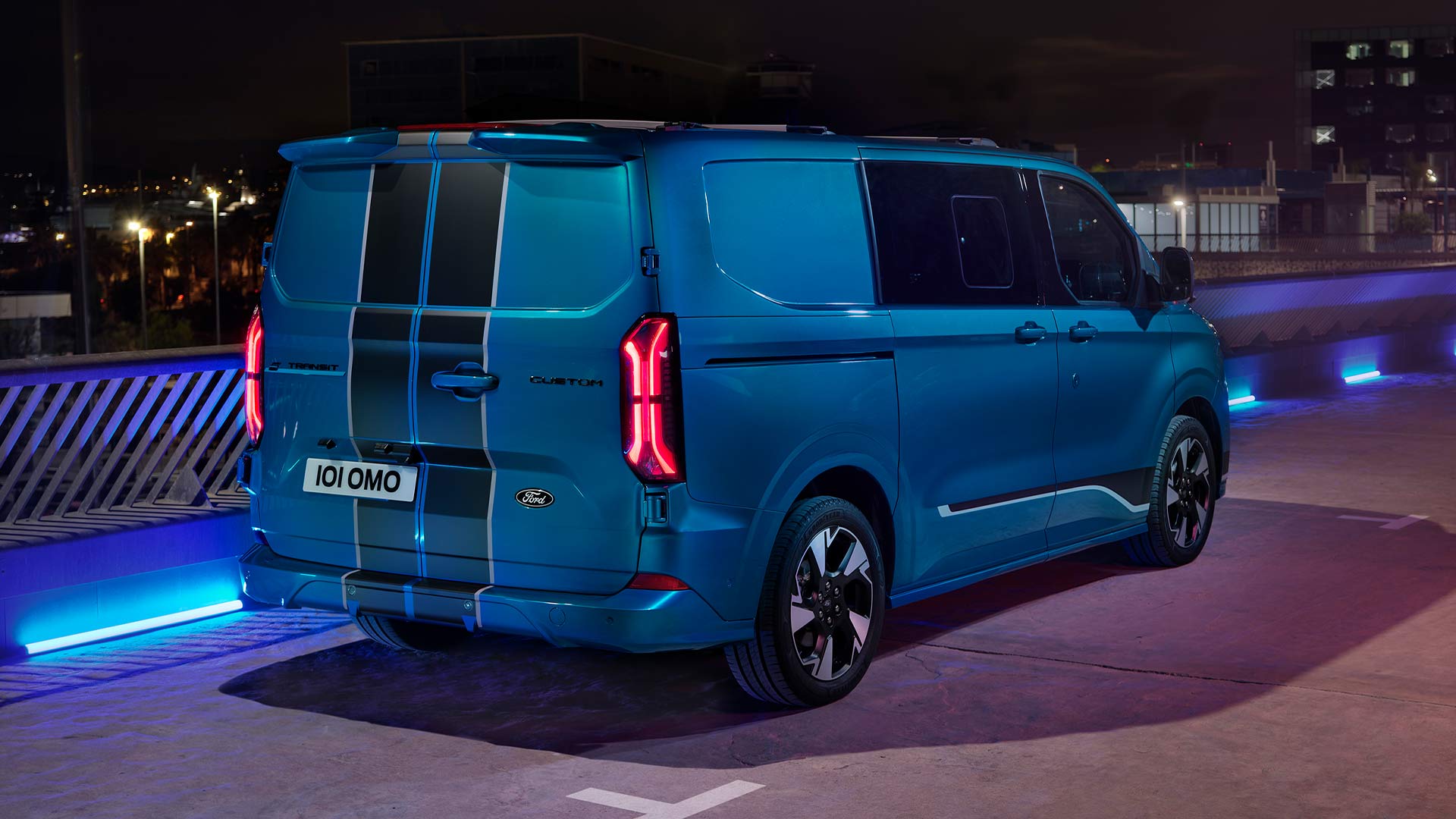 Ford E-Transit Custom in Blau. Heckansicht mit markanten, sportlichen Details.