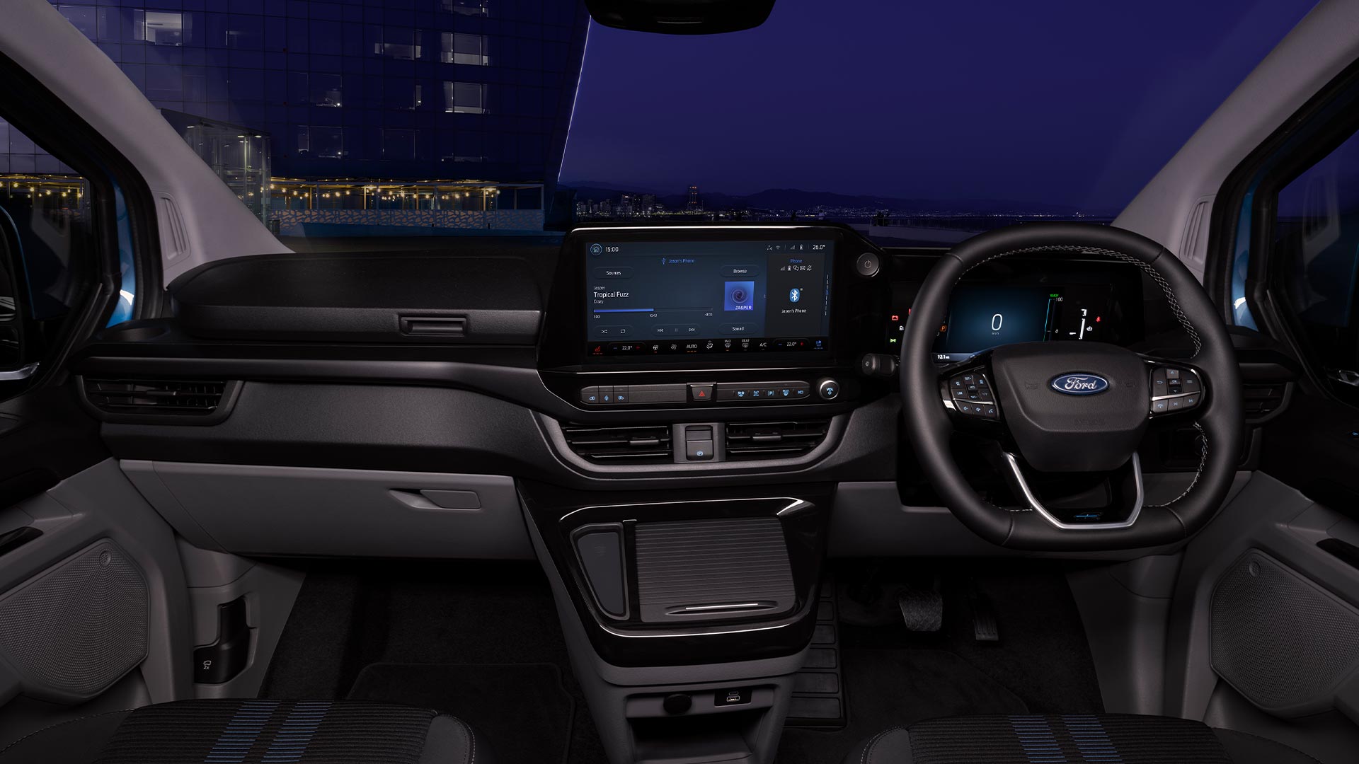 Ford E-Transit Custom Innenraum. Detailansicht des 13“-Touchscreens und der digitalen Instrumententafel.