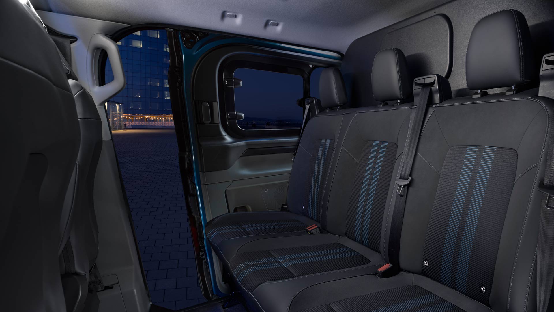 Ford E-Transit Custom Doppelkabine Innenraum. Detailansicht der 2. Sitzreihe.